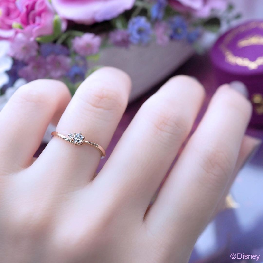 ディズニーラプンツェルの婚約指輪 シャイニングワールド 着用写真